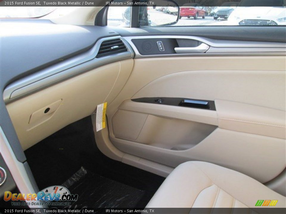 2015 Ford Fusion SE Tuxedo Black Metallic / Dune Photo #35