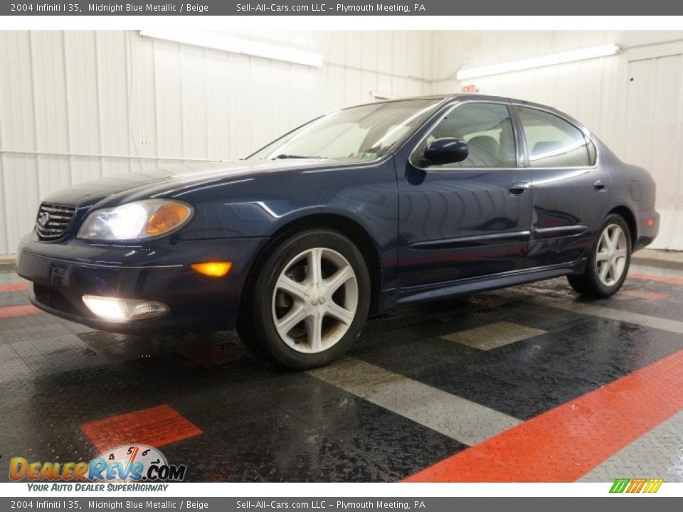 Front 3/4 View of 2004 Infiniti I 35 Photo #2