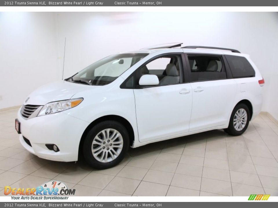 Front 3/4 View of 2012 Toyota Sienna XLE Photo #3