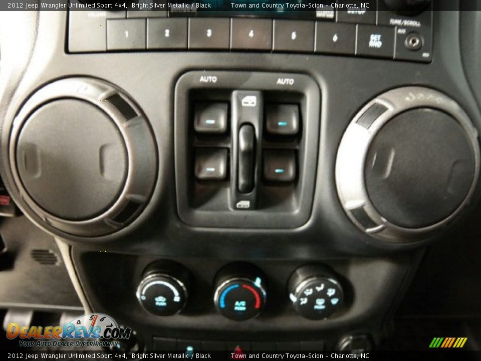 2012 Jeep Wrangler Unlimited Sport 4x4 Bright Silver Metallic / Black Photo #34