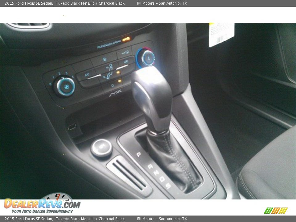 2015 Ford Focus SE Sedan Tuxedo Black Metallic / Charcoal Black Photo #28