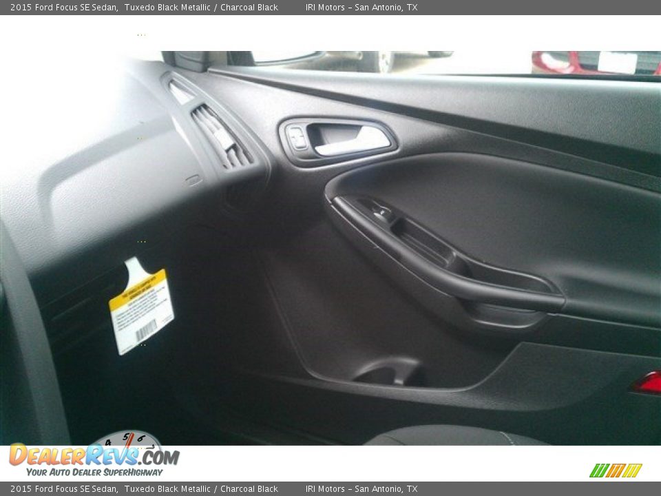 2015 Ford Focus SE Sedan Tuxedo Black Metallic / Charcoal Black Photo #30