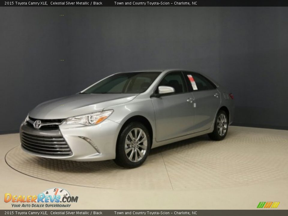 Front 3/4 View of 2015 Toyota Camry XLE Photo #4