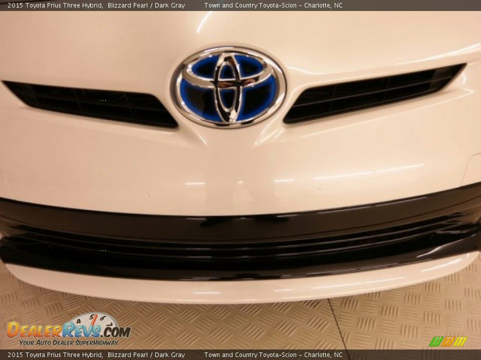 2015 Toyota Prius Three Hybrid Blizzard Pearl / Dark Gray Photo #24