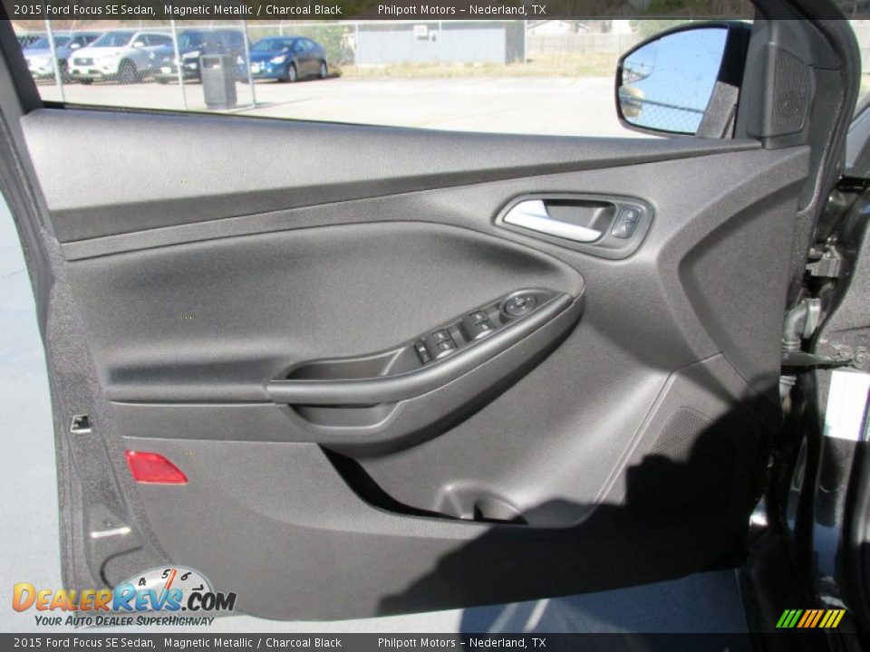 2015 Ford Focus SE Sedan Magnetic Metallic / Charcoal Black Photo #19