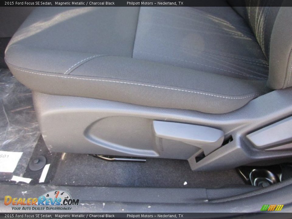2015 Ford Focus SE Sedan Magnetic Metallic / Charcoal Black Photo #22