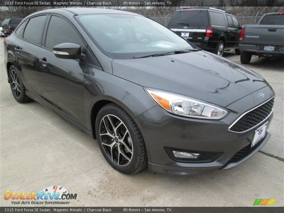 Front 3/4 View of 2015 Ford Focus SE Sedan Photo #1
