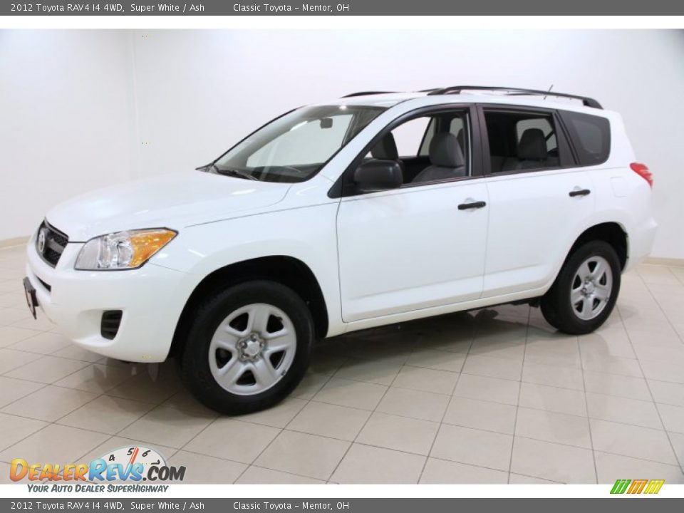 Front 3/4 View of 2012 Toyota RAV4 I4 4WD Photo #3