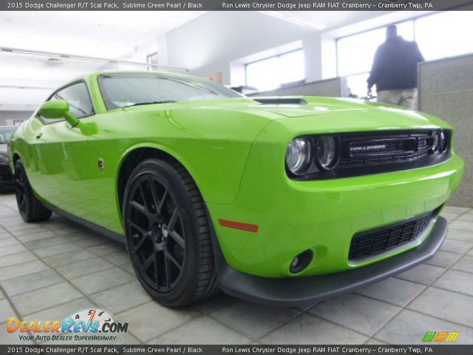 Front 3/4 View of 2015 Dodge Challenger R/T Scat Pack Photo #6