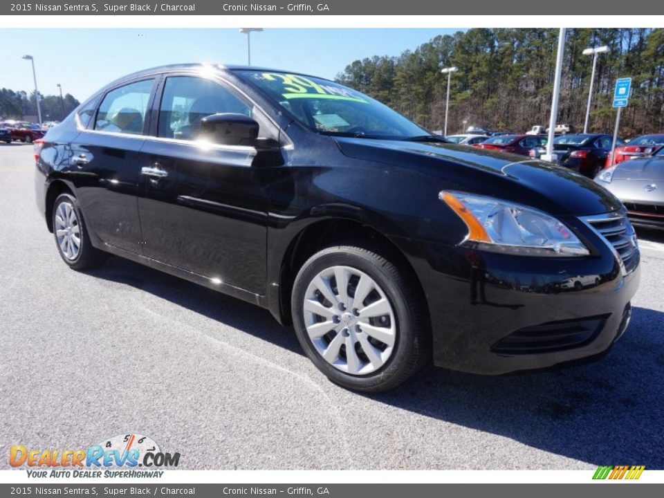 Front 3/4 View of 2015 Nissan Sentra S Photo #7