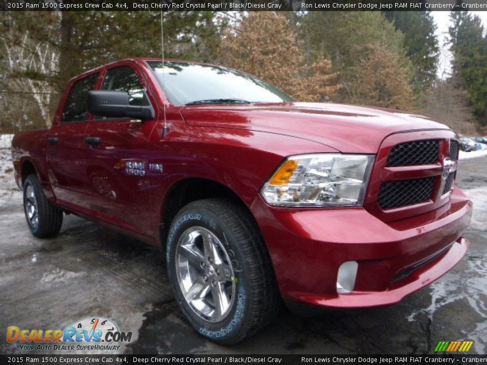 Front 3/4 View of 2015 Ram 1500 Express Crew Cab 4x4 Photo #3