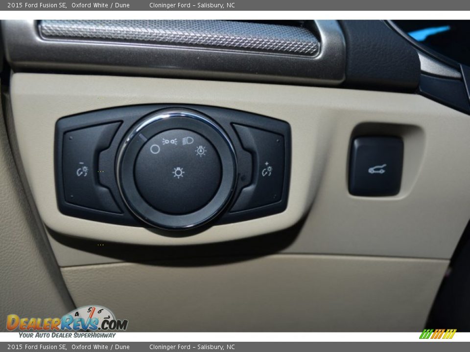 Controls of 2015 Ford Fusion SE Photo #16