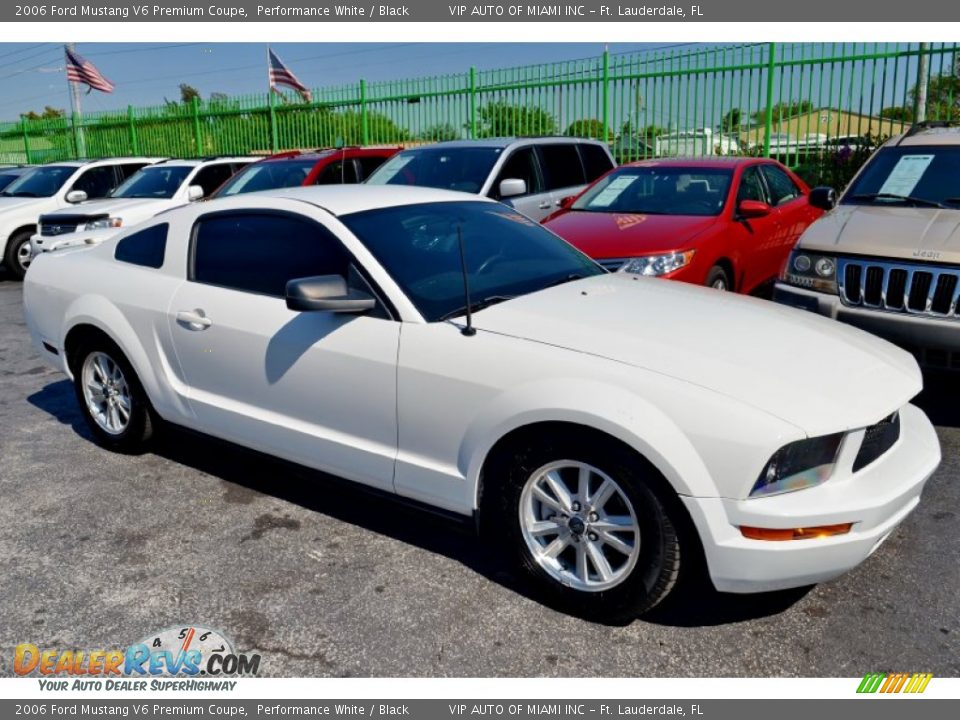 Front 3/4 View of 2006 Ford Mustang V6 Premium Coupe Photo #22