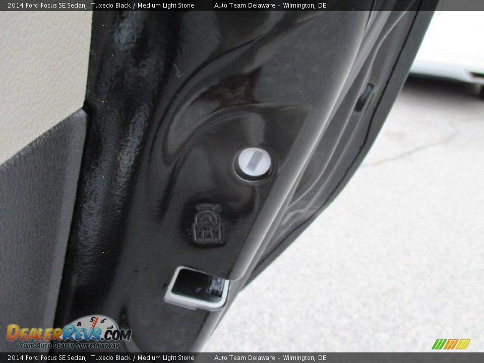 2014 Ford Focus SE Sedan Tuxedo Black / Medium Light Stone Photo #28