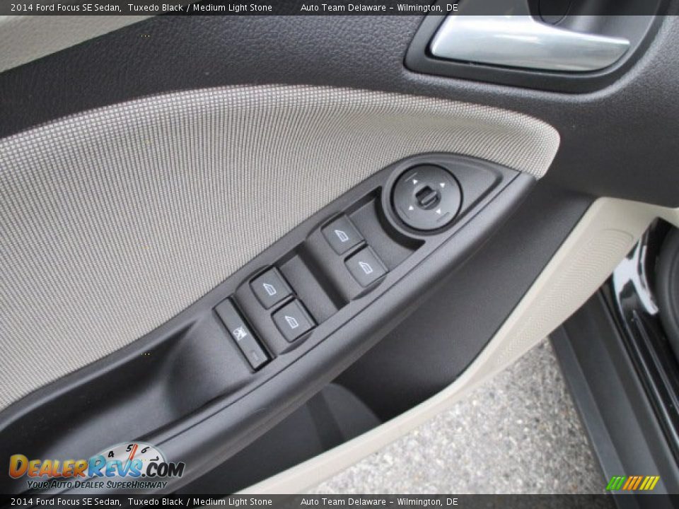 2014 Ford Focus SE Sedan Tuxedo Black / Medium Light Stone Photo #31