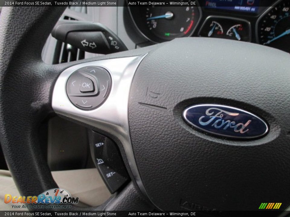 2014 Ford Focus SE Sedan Tuxedo Black / Medium Light Stone Photo #33