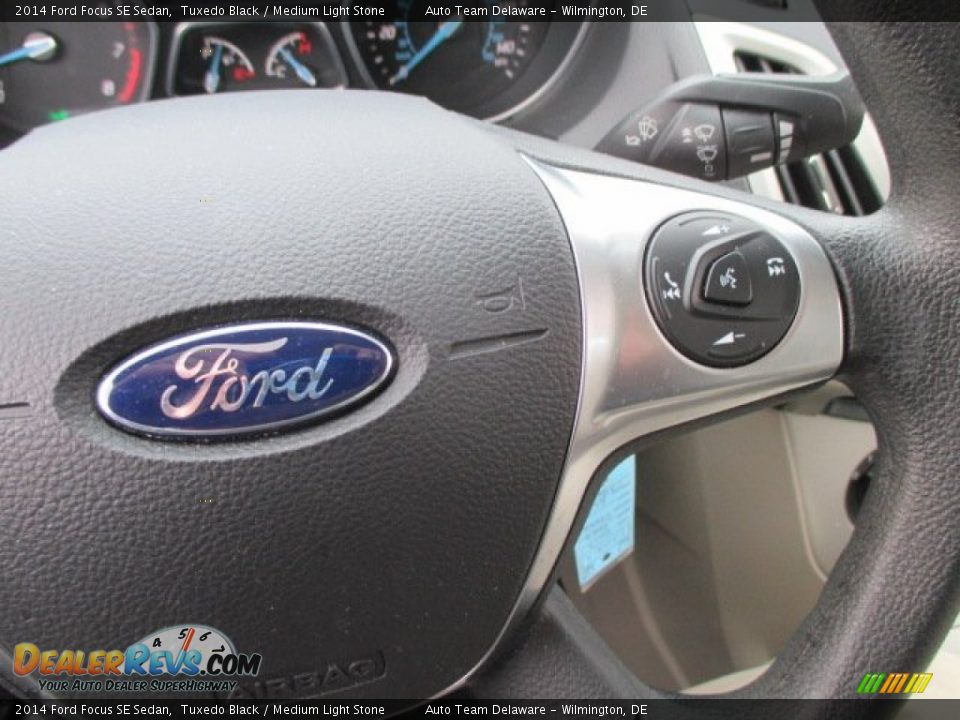 2014 Ford Focus SE Sedan Tuxedo Black / Medium Light Stone Photo #34