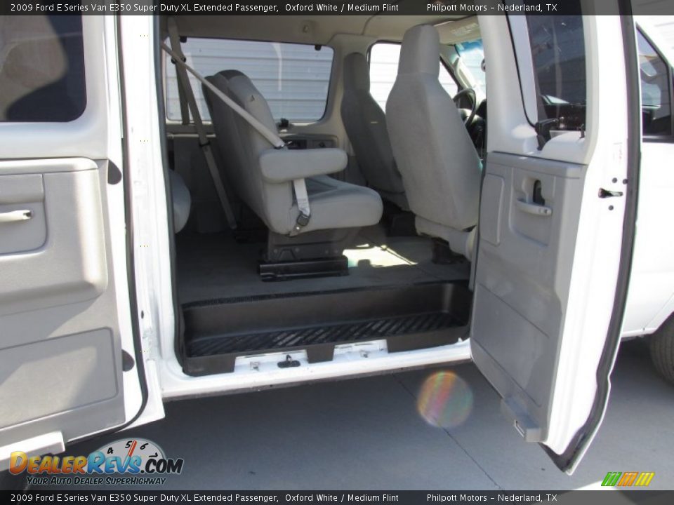 2009 Ford E Series Van E350 Super Duty XL Extended Passenger Oxford White / Medium Flint Photo #26