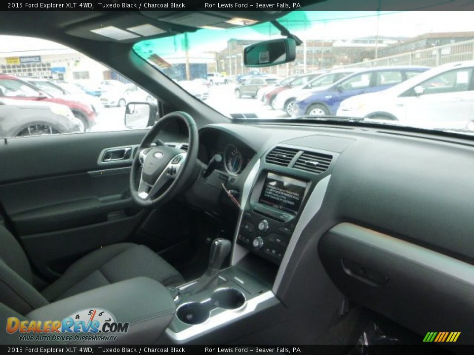 2015 Ford Explorer XLT 4WD Tuxedo Black / Charcoal Black Photo #9