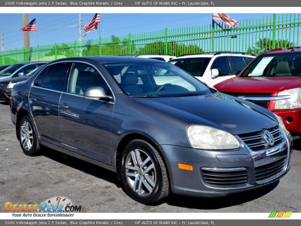 Front 3/4 View of 2006 Volkswagen Jetta 2.5 Sedan Photo #4