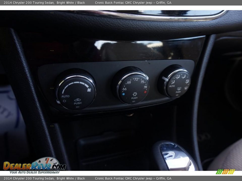 2014 Chrysler 200 Touring Sedan Bright White / Black Photo #22