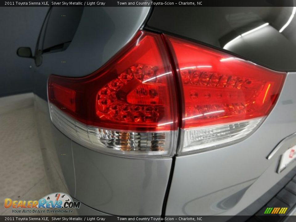 2011 Toyota Sienna XLE Silver Sky Metallic / Light Gray Photo #9