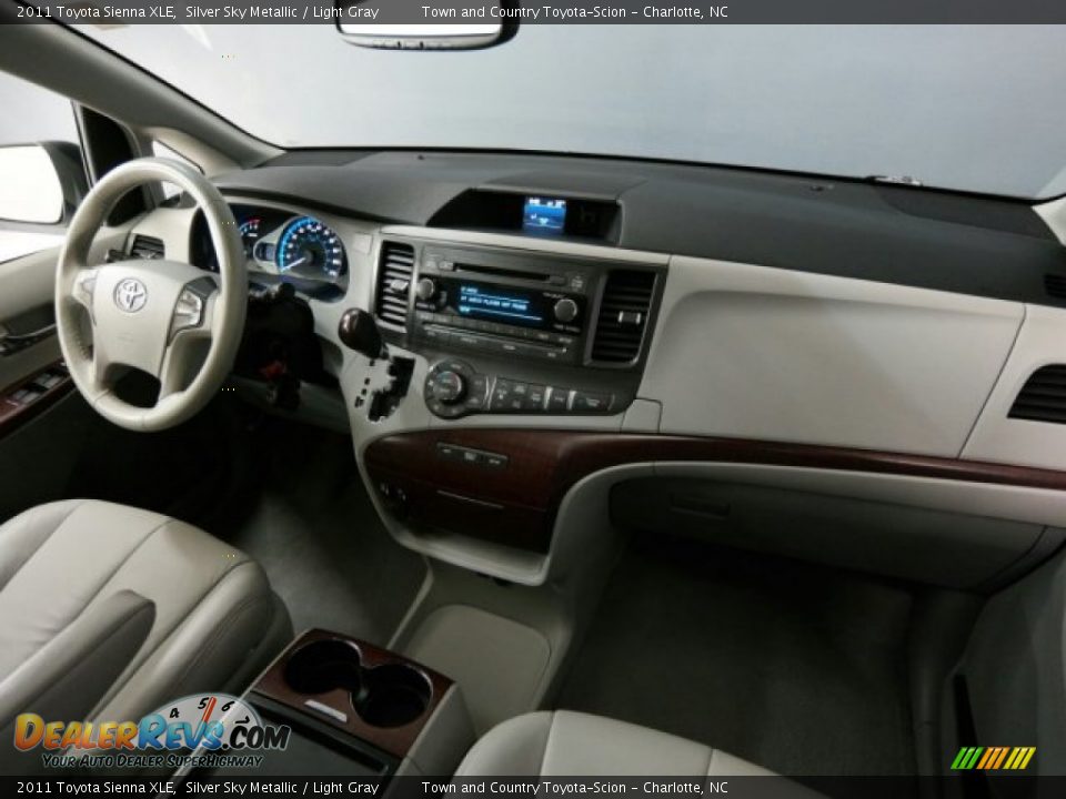 2011 Toyota Sienna XLE Silver Sky Metallic / Light Gray Photo #17