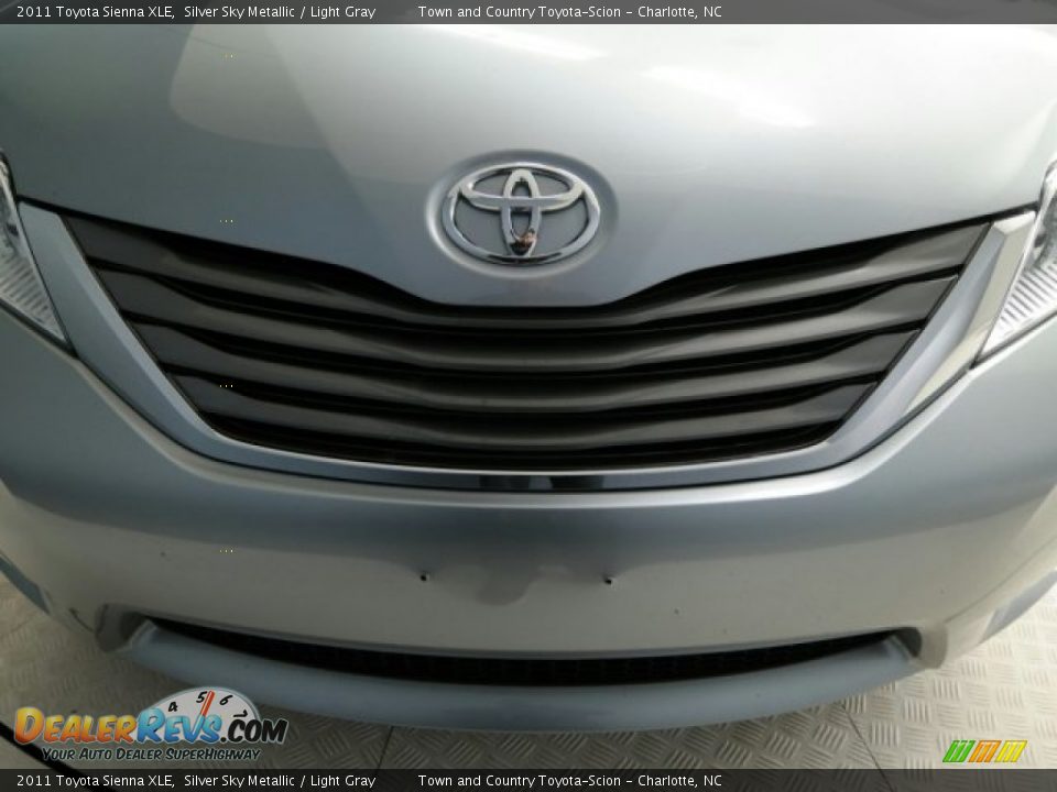 2011 Toyota Sienna XLE Silver Sky Metallic / Light Gray Photo #24