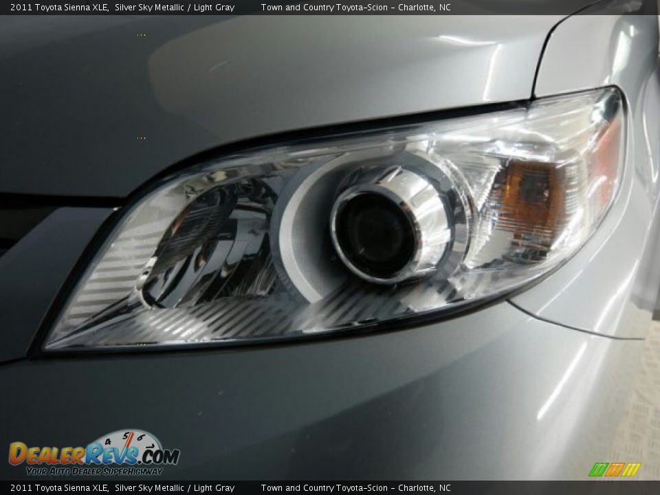 2011 Toyota Sienna XLE Silver Sky Metallic / Light Gray Photo #25