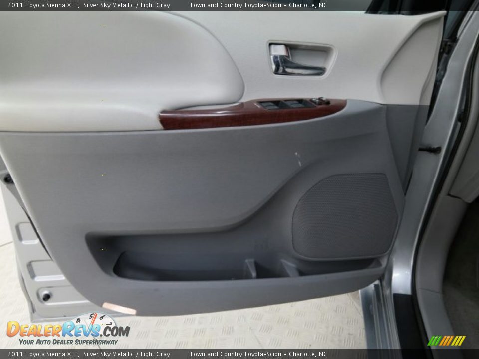 2011 Toyota Sienna XLE Silver Sky Metallic / Light Gray Photo #27