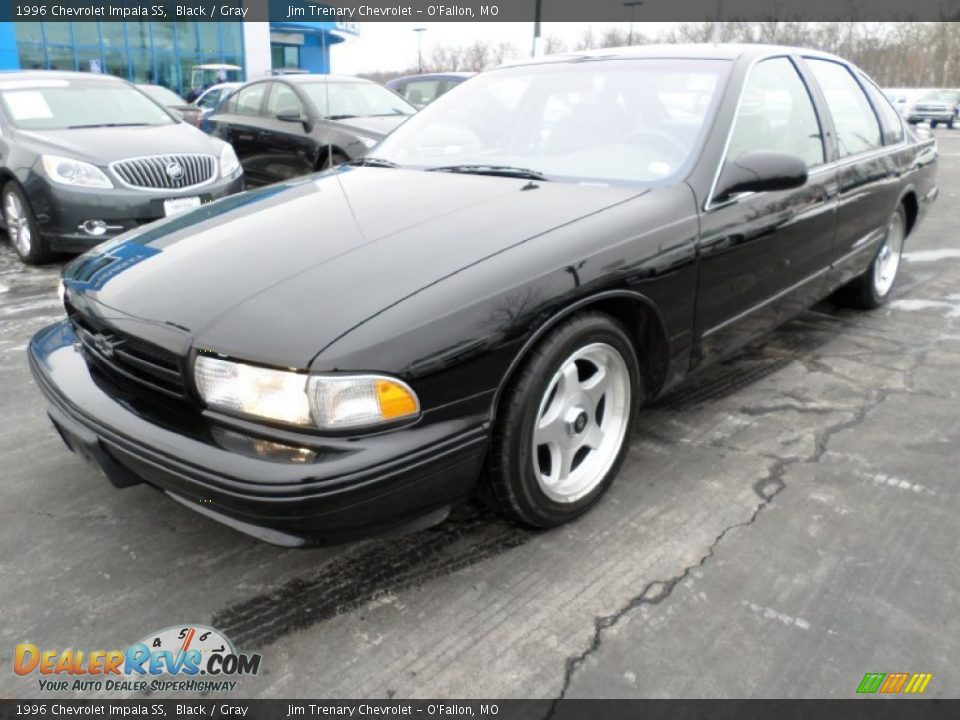 Front 3/4 View of 1996 Chevrolet Impala SS Photo #8