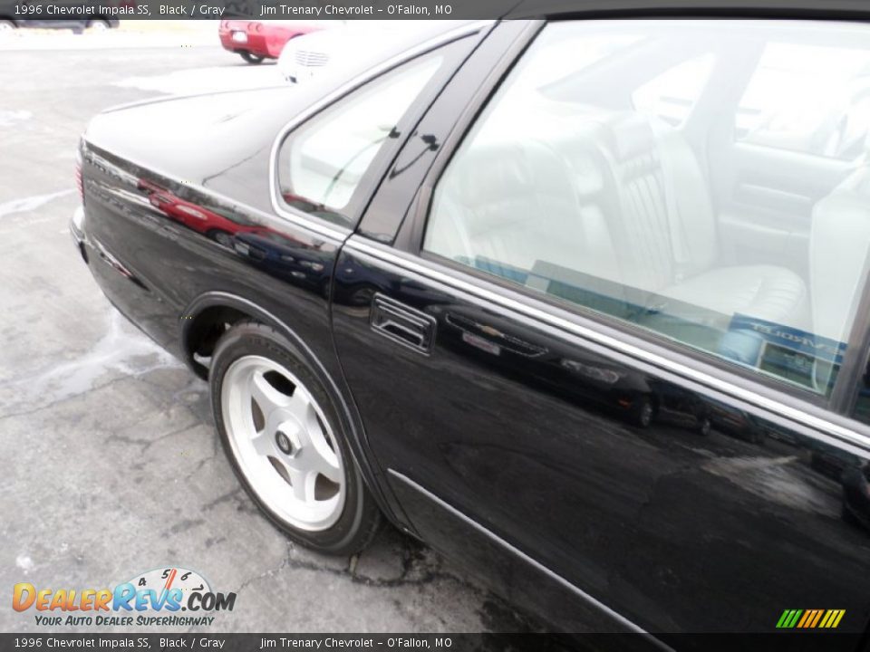 1996 Chevrolet Impala SS Black / Gray Photo #13