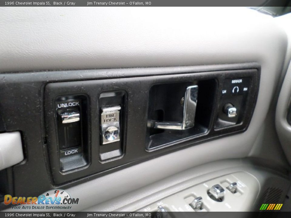 Controls of 1996 Chevrolet Impala SS Photo #30