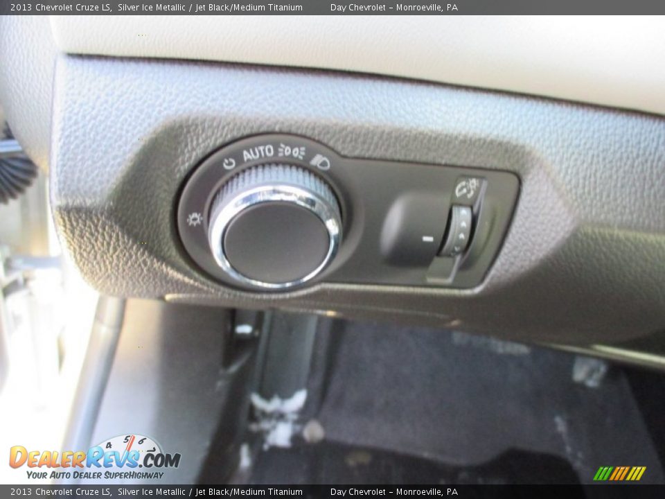 2013 Chevrolet Cruze LS Silver Ice Metallic / Jet Black/Medium Titanium Photo #33