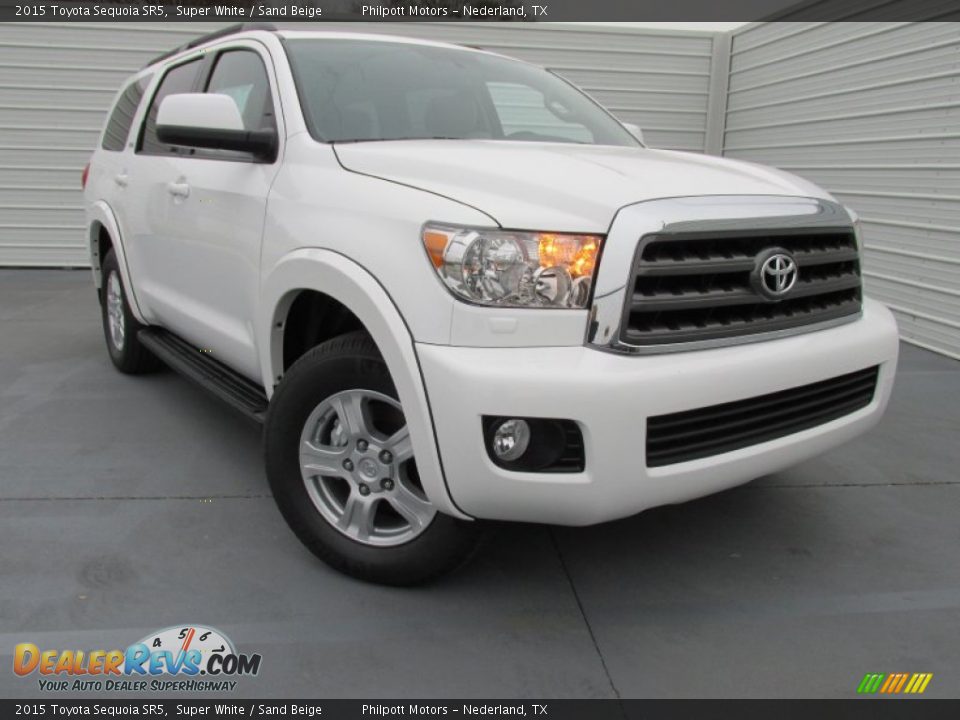 Front 3/4 View of 2015 Toyota Sequoia SR5 Photo #2