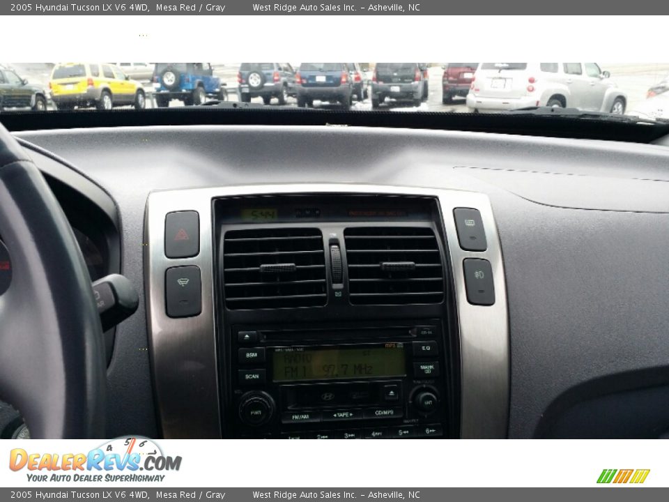 Controls of 2005 Hyundai Tucson LX V6 4WD Photo #25