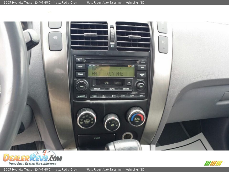 Controls of 2005 Hyundai Tucson LX V6 4WD Photo #26