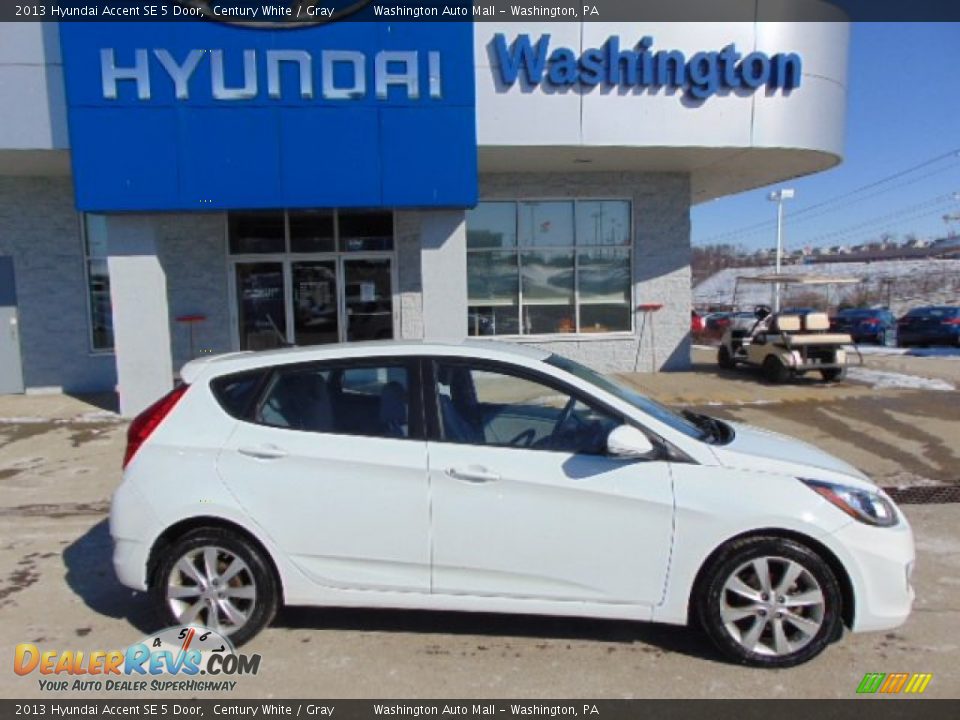 2013 Hyundai Accent SE 5 Door Century White / Gray Photo #2