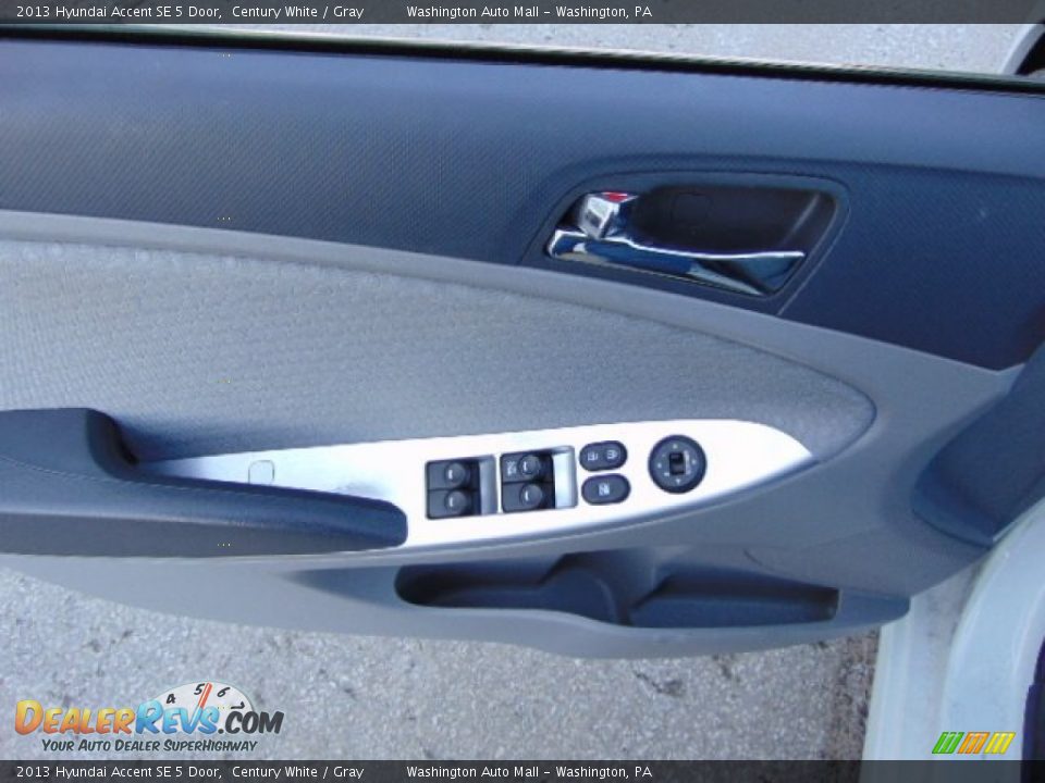 2013 Hyundai Accent SE 5 Door Century White / Gray Photo #9