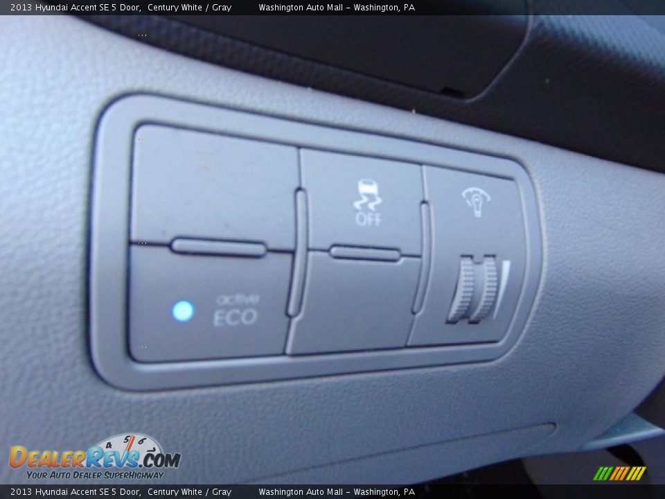2013 Hyundai Accent SE 5 Door Century White / Gray Photo #12