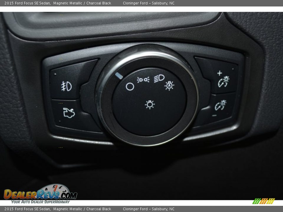2015 Ford Focus SE Sedan Magnetic Metallic / Charcoal Black Photo #18