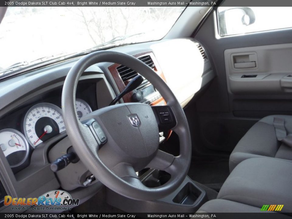 2005 Dodge Dakota SLT Club Cab 4x4 Bright White / Medium Slate Gray Photo #11