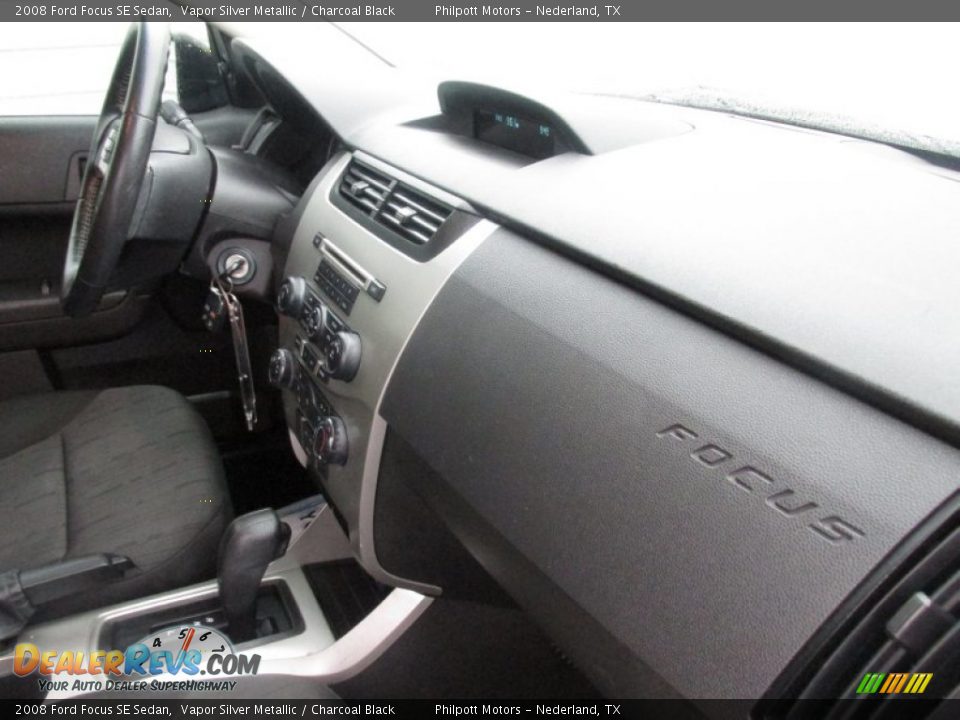 2008 Ford Focus SE Sedan Vapor Silver Metallic / Charcoal Black Photo #24