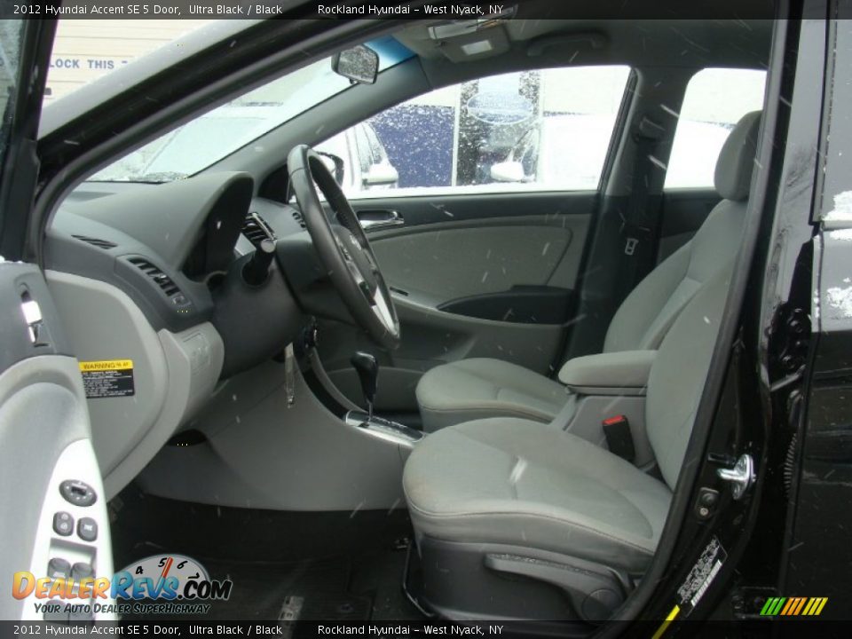 2012 Hyundai Accent SE 5 Door Ultra Black / Black Photo #10