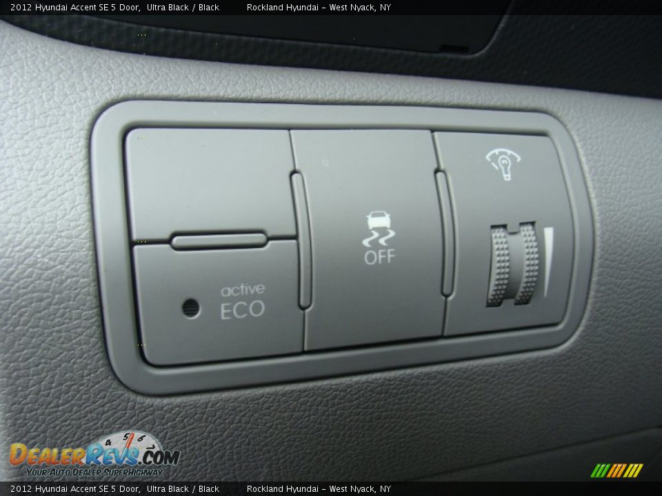 2012 Hyundai Accent SE 5 Door Ultra Black / Black Photo #12