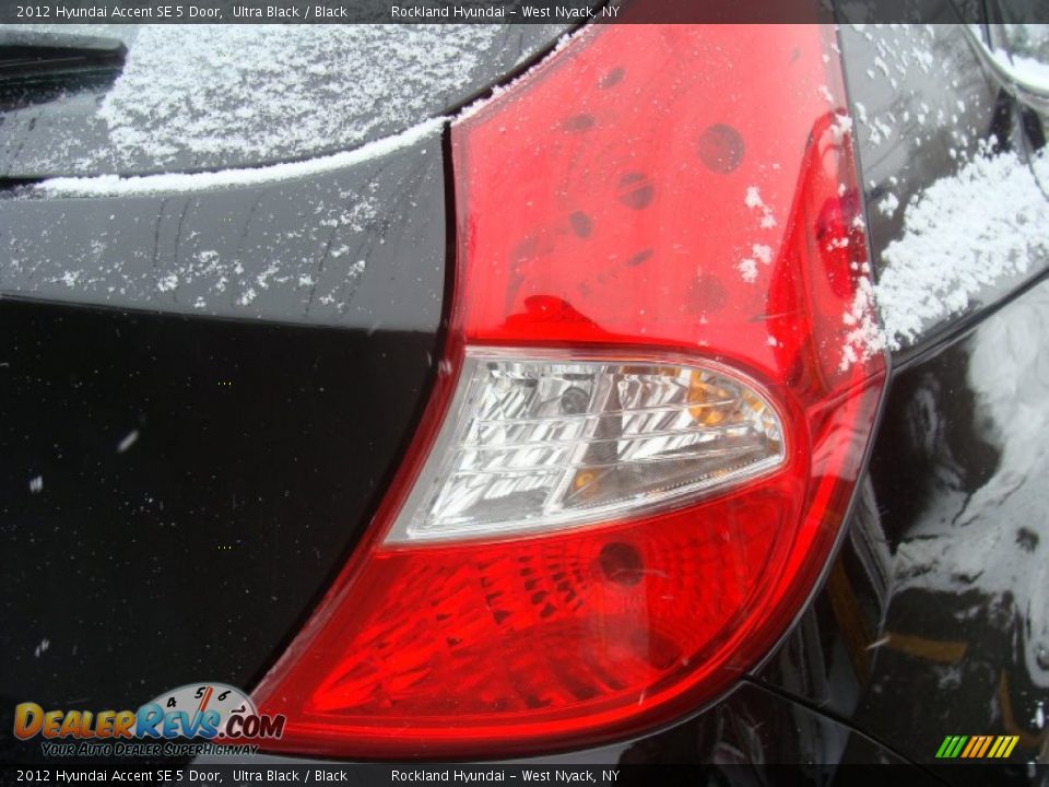 2012 Hyundai Accent SE 5 Door Ultra Black / Black Photo #22