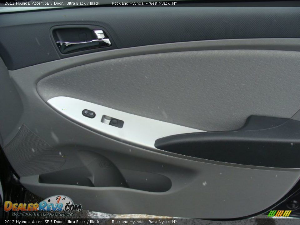 2012 Hyundai Accent SE 5 Door Ultra Black / Black Photo #24