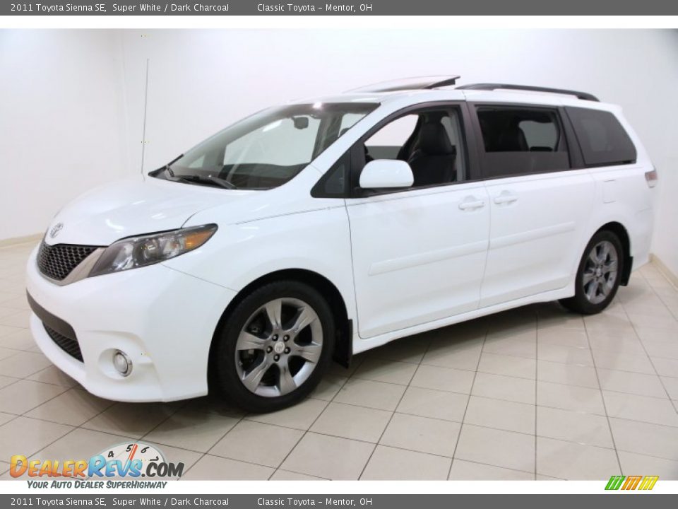 Front 3/4 View of 2011 Toyota Sienna SE Photo #3