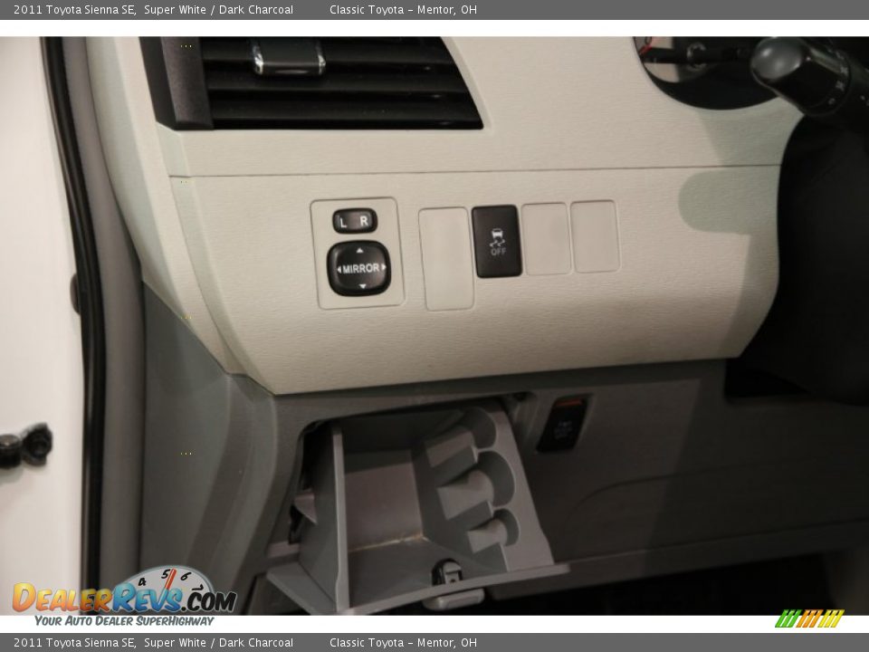 2011 Toyota Sienna SE Super White / Dark Charcoal Photo #5