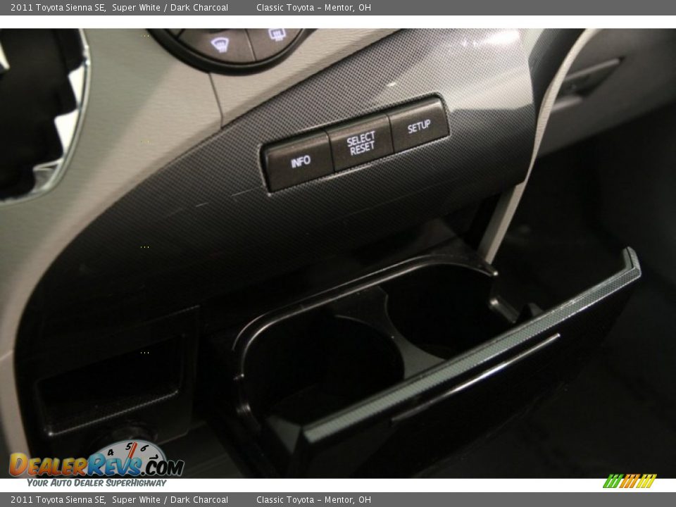 2011 Toyota Sienna SE Super White / Dark Charcoal Photo #12